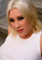 Парни обоссали девку с ног до головы, а потом отымели в рот 1 фотография