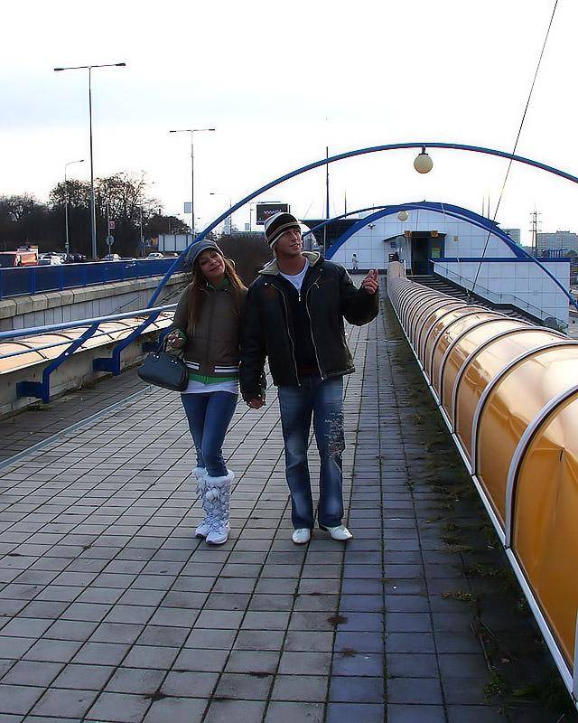 Молодая пара ебется посреди улиц 4 фотография