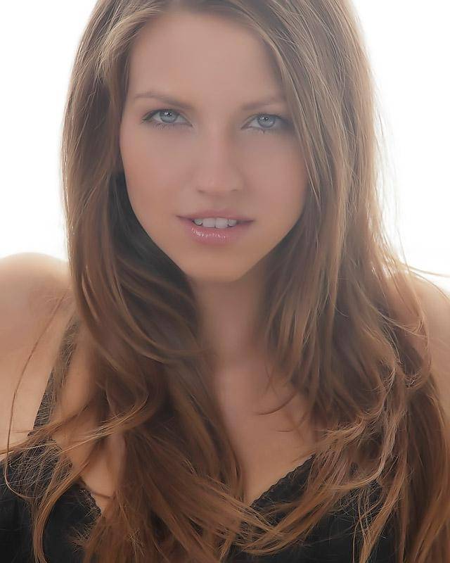 Невинная красотка показывает попку и киску 1 фотография