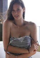 Красивая милашка мастурбирует после чтения книги 4 фотография