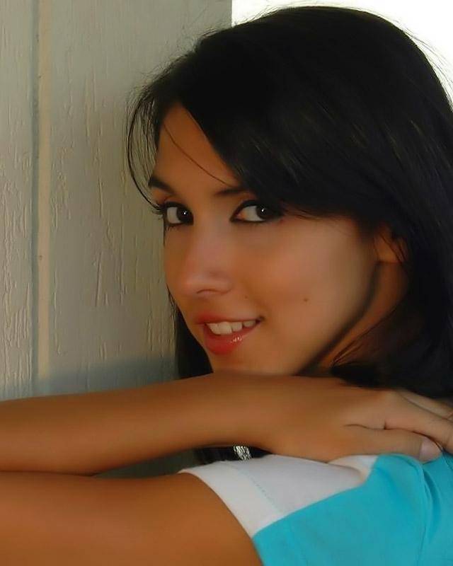 Голая брюнетка в гамаке 12 фотография