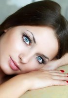 20-летняя брюнетка позирует на диване 10 фотография