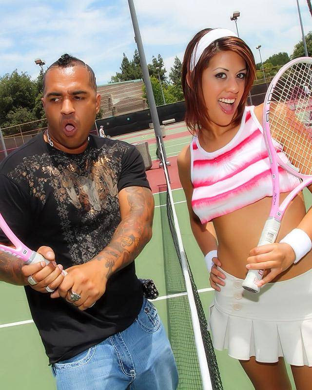 Девушка проиграла партию в теннис и отработала своей пиздой на большом члене 3 фотография