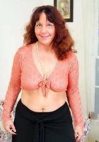 Старуха в черных колготках показала свою киску 1 фотография