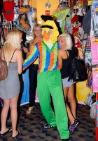 Вечеринка в секс шопе закончилась еблей за деньги 2 фотография