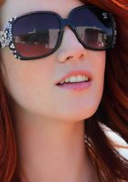 20-летняя девка с маленькой грудью ласкает киску 1 фотография