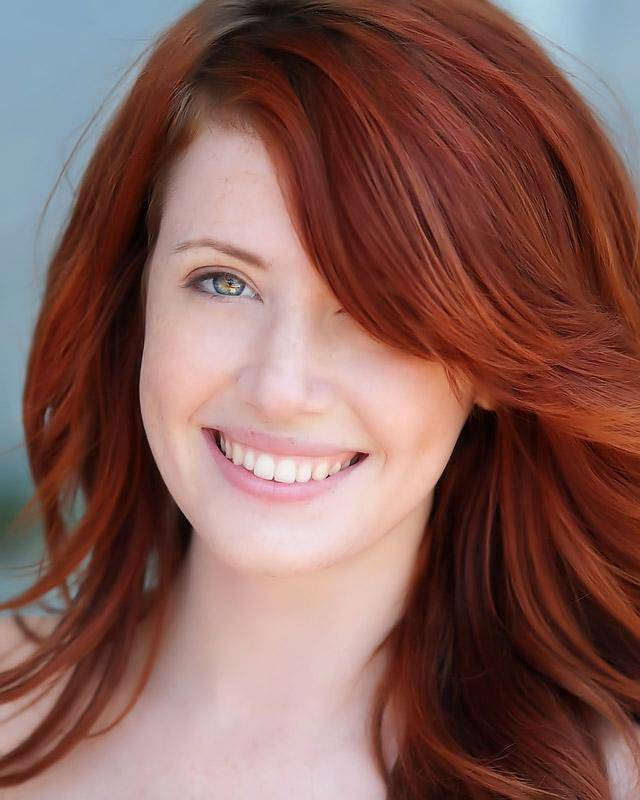 Рыжая соседка шалит перед окнами своего поклонника 2 фотография