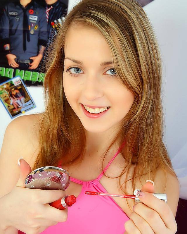 Юлька насмотрелась на накачанных парней и решила помастурбировать 11 фотография