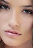 Красивая молодая шатенка обожает мастурбировать. 4 фотография