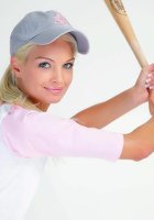 Девушка с бейсбольной битой показала свою письку 2 фотография