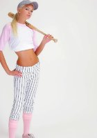 Девушка с бейсбольной битой показала свою письку 3 фотография