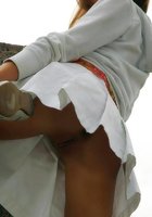 Девушка прогуливается по городу без трусиков 12 фотография