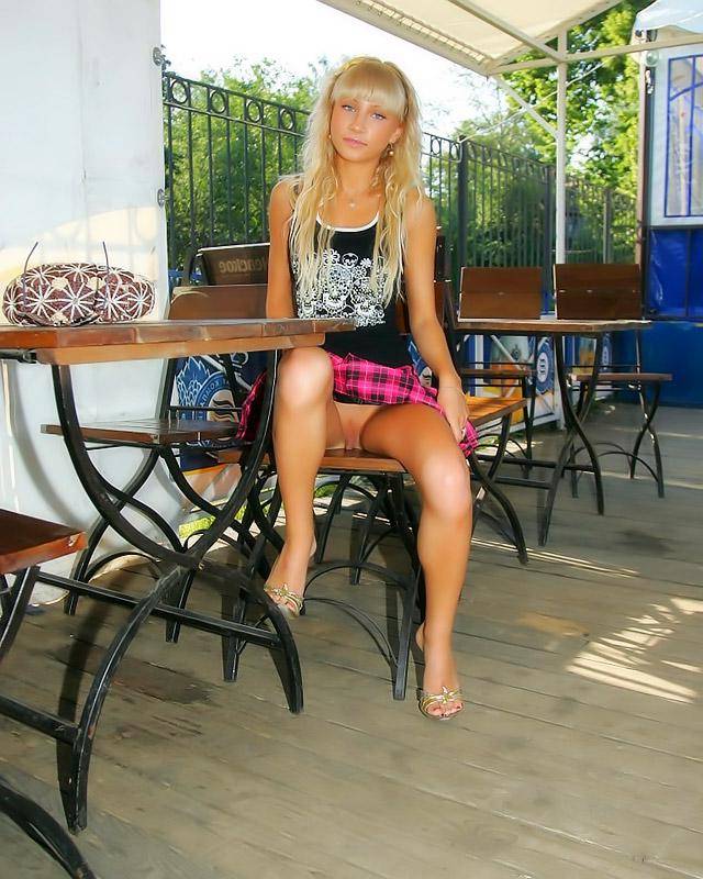 Девушка, наверное, забыла одеть трусики 1 фотография