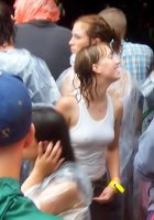 Пьяные девки показывают свои сиськи и попки 3 фотография