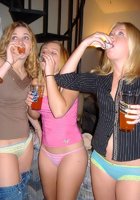 Пьяные девушки показывают свои прелести 3 фотография