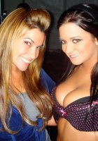 Девушки в красивых нарядах тусуются в ночном клубе 10 фотография