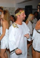 Трахнул свою девушку на вечеринке 2 фотография