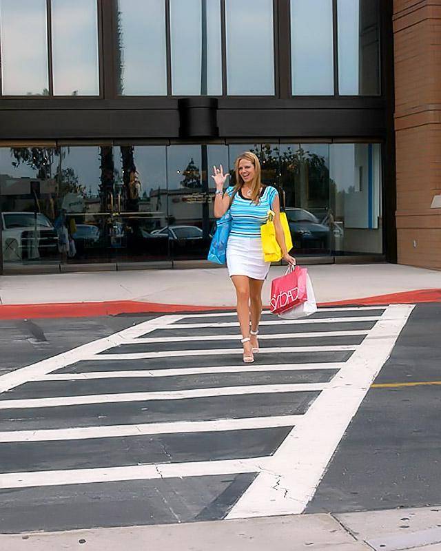 Парень снял у магазина две девушки, белую и темнокожую 1 фотография