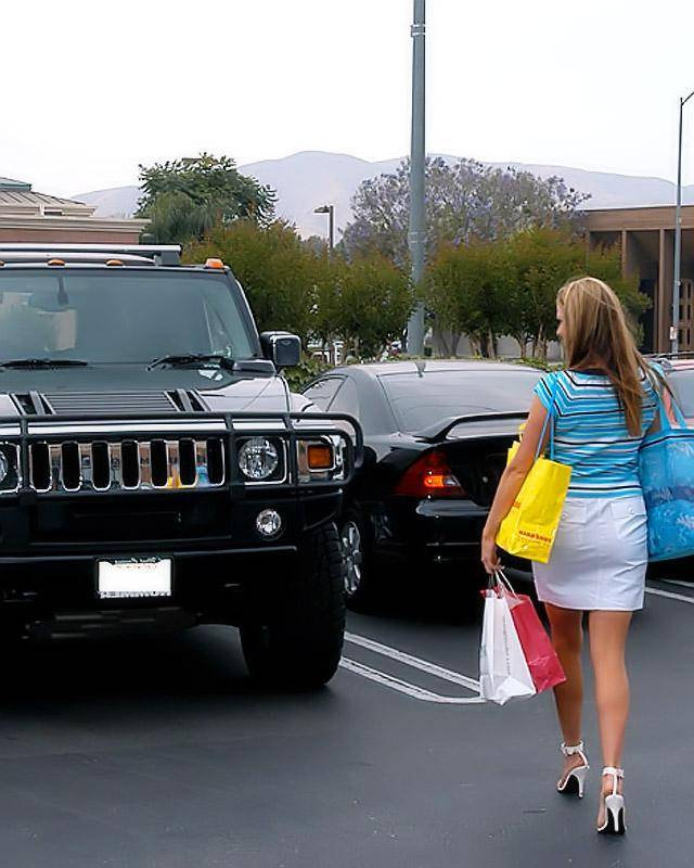 Парень снял у магазина две девушки, белую и темнокожую 2 фотография