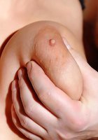 Парень издевается над девахой с красивой пиздой 4 фотография