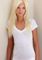 Загоревшая блондинка показывает себя 3 фотография