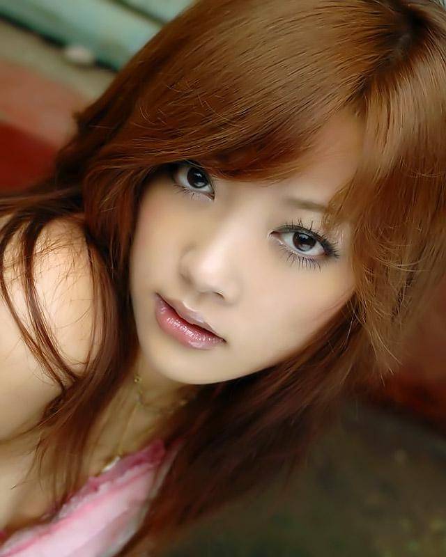 Азиатка в красивых трусиках показывает свою мохнатую письку 1 фотография