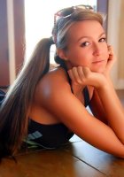 Девушка показывает свою выбритую писю, отодвинув мокрые трусики 9 фотография