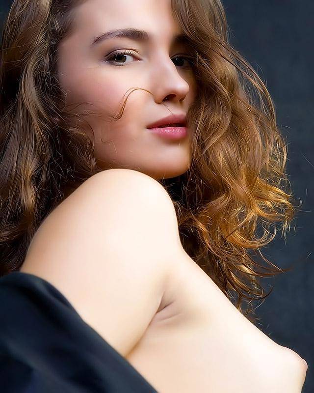 Красивая мокрощелка с волосатым лобком 4 фотография