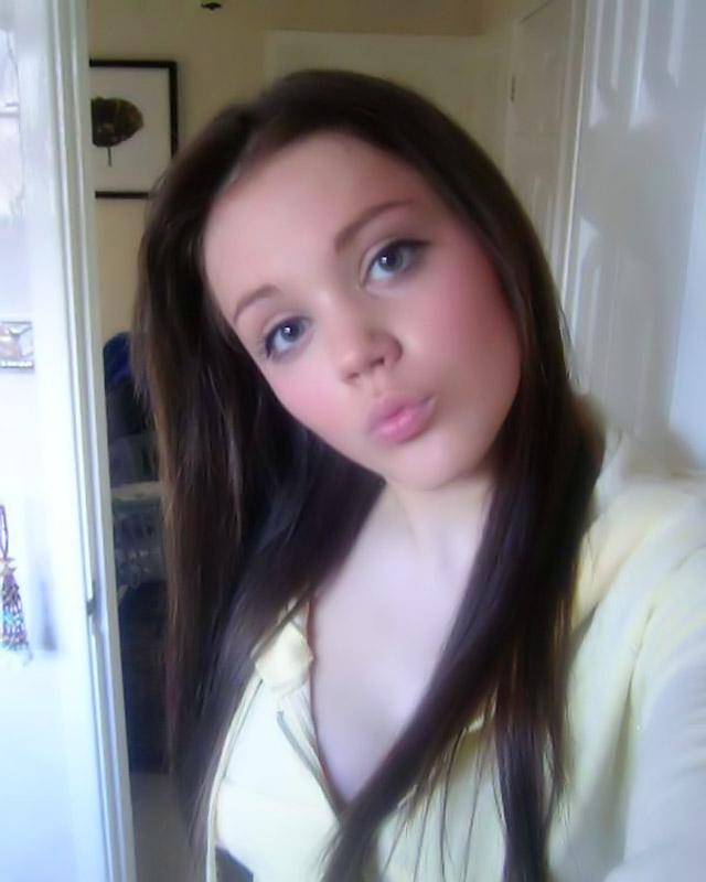 20-летняя брюнеточка - девушка снимает на камеру свой горячий секс 4 фотография