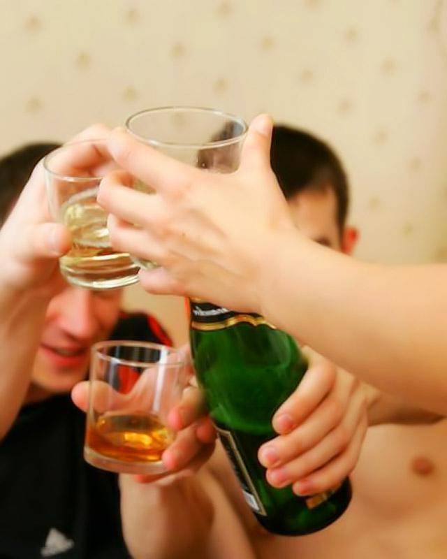 Парни напоили свою подругу, что устроить секс в троем 4 фотография