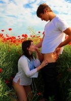 Вылизал дырочку девушки и дал пососать член на природе 3 фотография