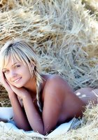 Облила себя молоком на стоге сена 14 фотография