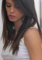 Очаровательная брюнетка играется с силиконовым дилдо 1 фотография