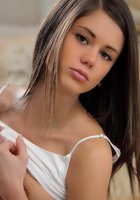 Очаровательная брюнетка играется с силиконовым дилдо 3 фотография