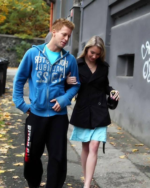 Два парнишки вместе ебут своих подруг 1 фотография