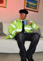 Парень в униформе трахает девку в попку 4 фотография