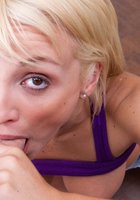 Женщина с хорошей фигурой берет в рот 6 фотография