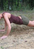 Веселая блондинка измазалась в грязи 4 фотография