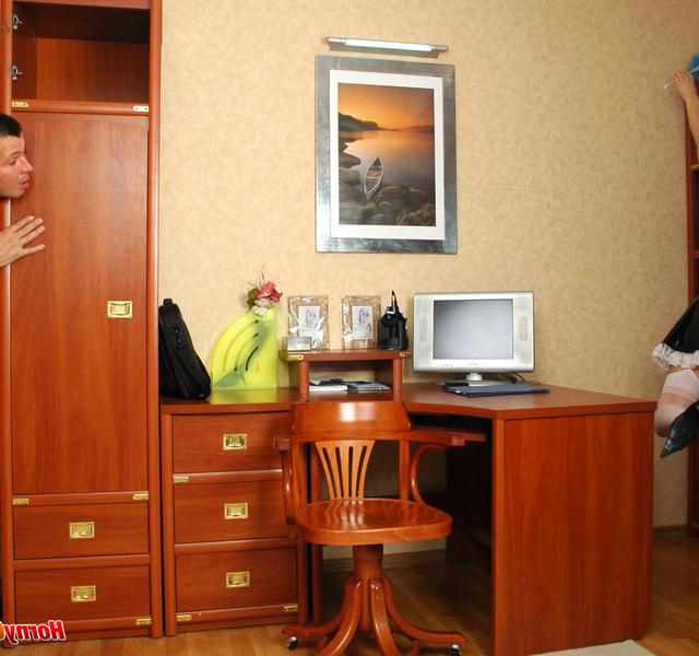 Мужик нахально трахает свою домработницу 3 фотография