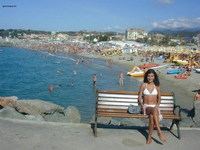 Голая худышка отдыхает на побережье 4 фотография