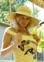 Яркая блондинка демонстрирует себя 2 фотография Яркая блондинка демонстрирует себя 2 фотография