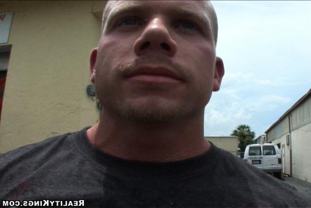 Молодуху из Фемен трахают в ротик 20 фотография