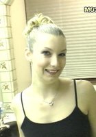 В душе красавица делает минетик 5 фотография