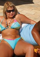 Негры понимают толк в женских попах 16 фотография