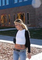 Освободил Ксению от трусов и поимел 1 фотография Освободил Ксению от трусов и поимел 1 фотография