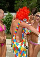 Тусовка у бассейна 3 фотография Тусовка у бассейна 3 фотография