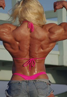 Мощная культуристка в розовом бикини 8 фотография
