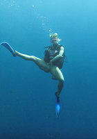 Голая аквалангистка светит киской под водой 3 фотография