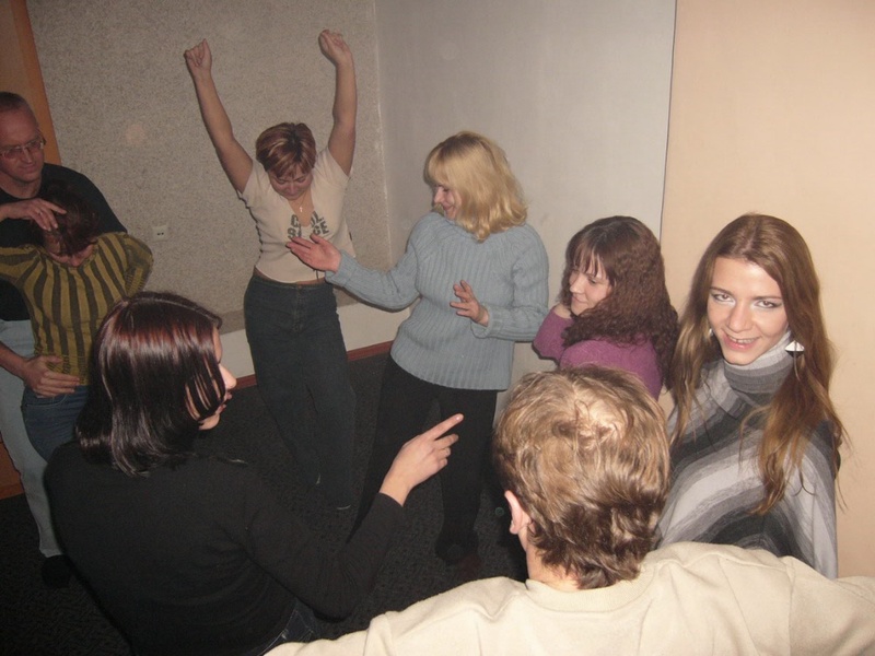 Старые с молодыми переспали на даче 3 фотография