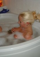 Белобрысая баба показывает грудь и сношается 13 фотография